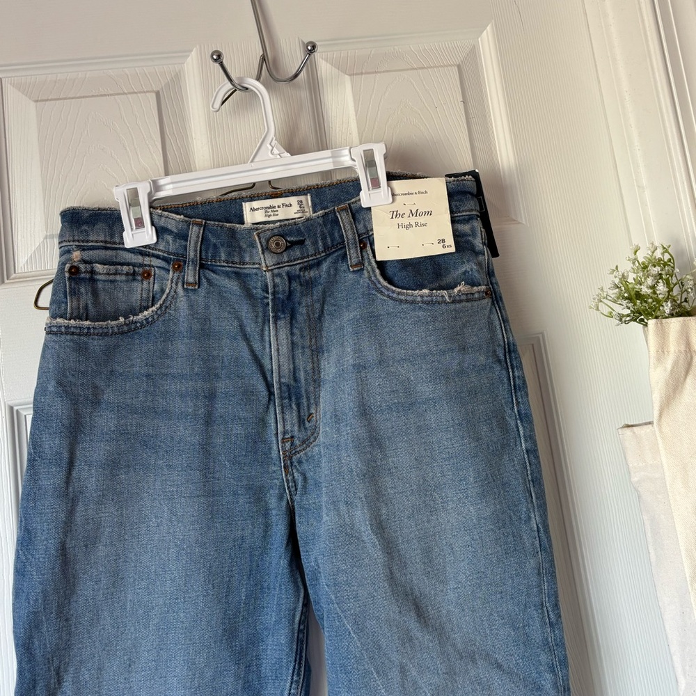 Abercrombie and Fitch mom high rise jeans size 6 extra short